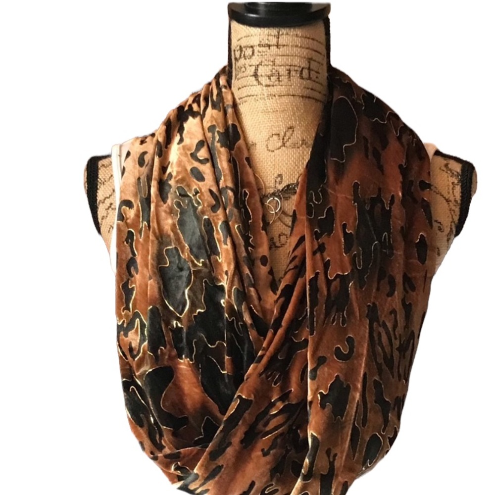 Veond brown! Black patterned scarf